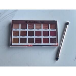 Makeup Revolution London 18 Color Eyeshadow Palette Regeneration Stripped +Brush